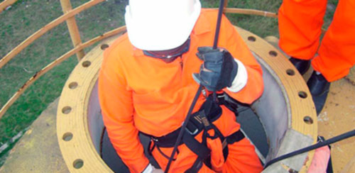 NR - 33 Segurança em Espaços Confinados homem entrando em um tubo com roupa especifica