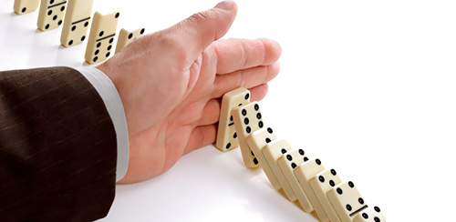 PGR – Programa de Gerenciamento de Riscos mão parando dominos